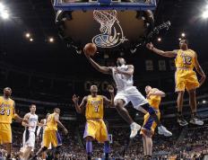 开云体育入口-跨界风暴，从绿茵场到硬木地板的狂胜与接管