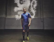 开云体育官网-东瀛武士里程碑，南美风暴遭压制，足球世界的双线叙事