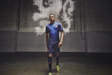 开云体育官网-东瀛武士里程碑，南美风暴遭压制，足球世界的双线叙事