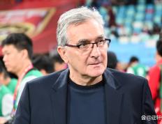 开云平台-重大足球比赛中，球员发挥出色赢得掌声