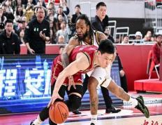 开云官网-劲爆对决！国内足球赛场上演惊心动魄大战