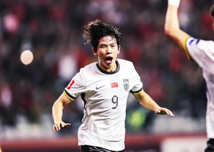 开云体育入口-比赛中球员运动战术频繁变化，出奇制胜