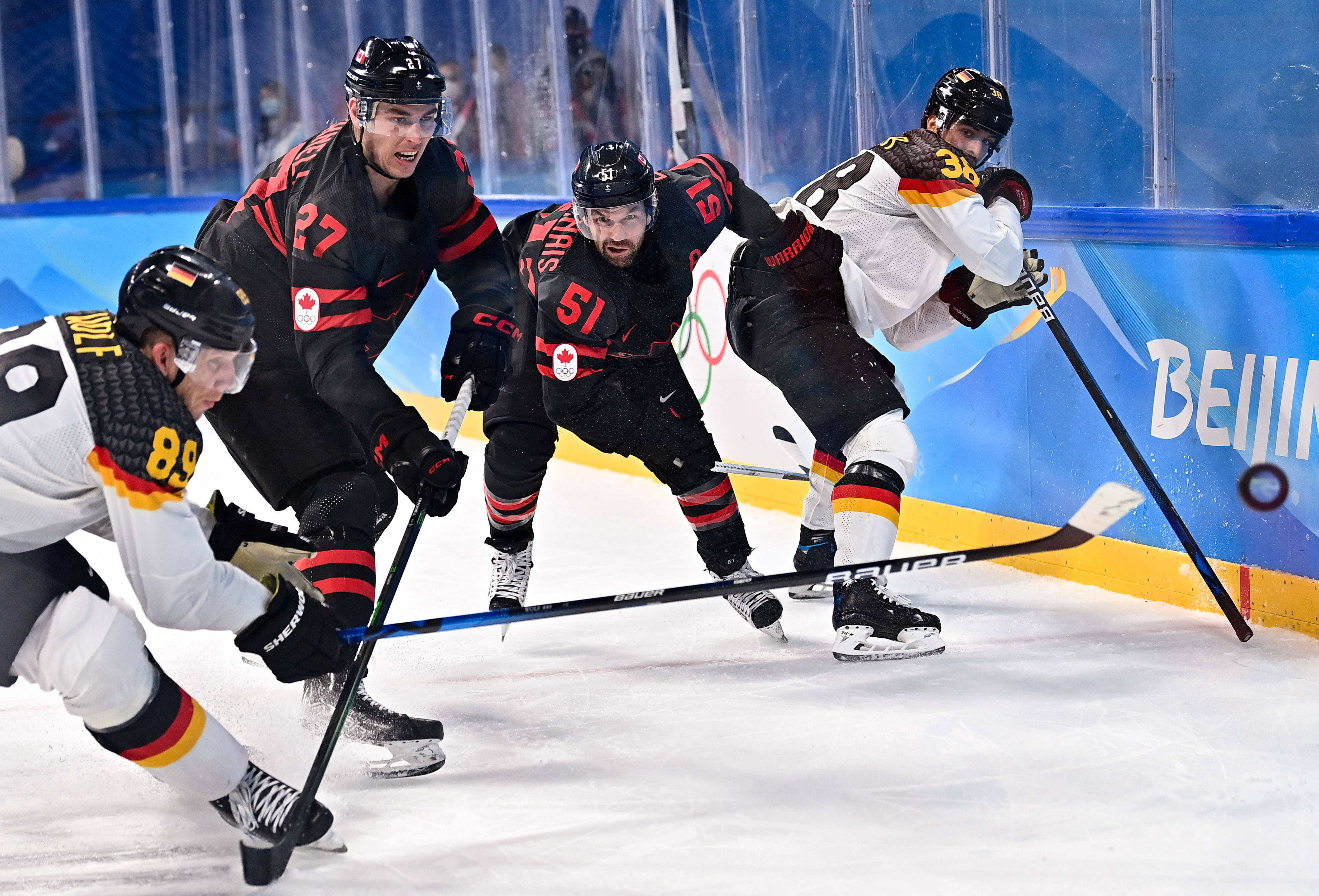 开云体育官方网站-加拿大队在冰球比赛中力挫对手夺冠