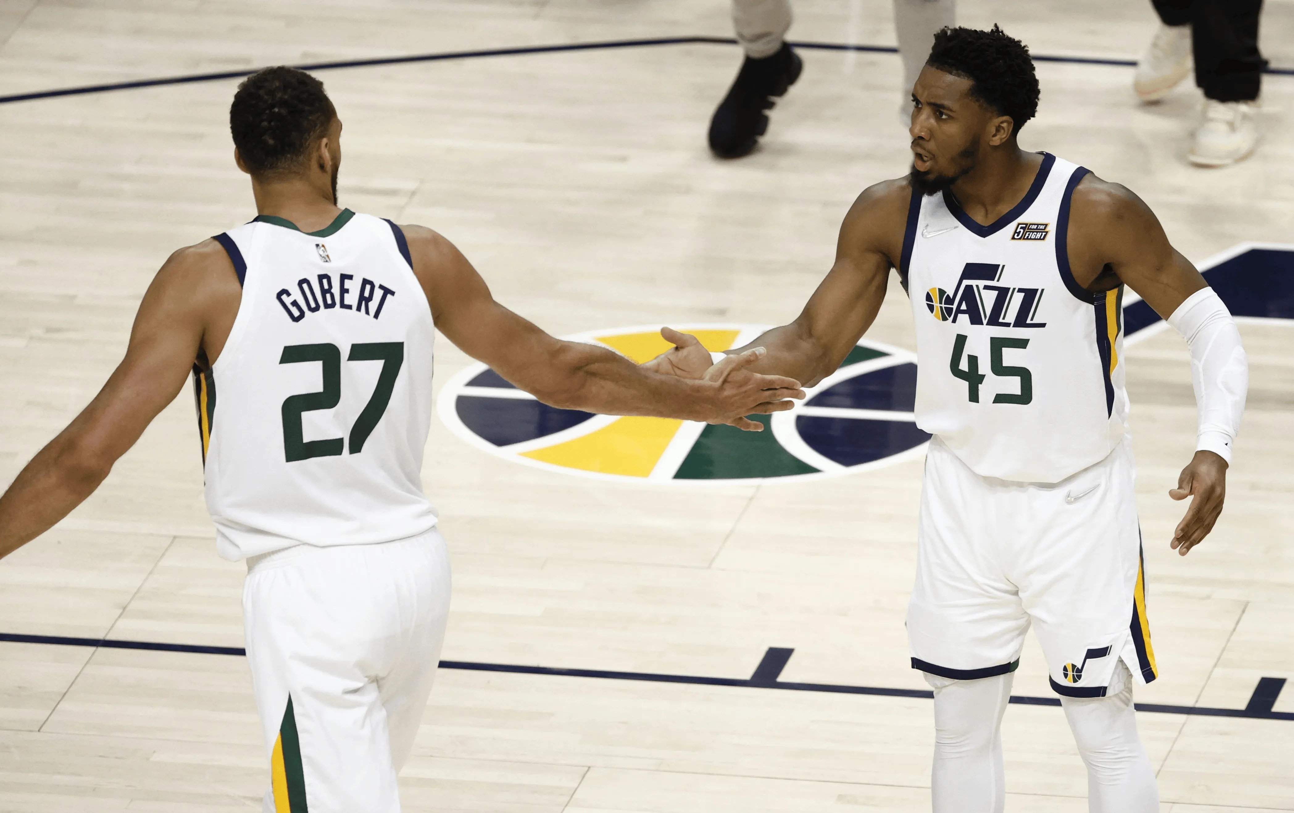 开云体育平台APP-爵士击败掘金,戈贝尔高效护筐成为比赛关键的简单介绍