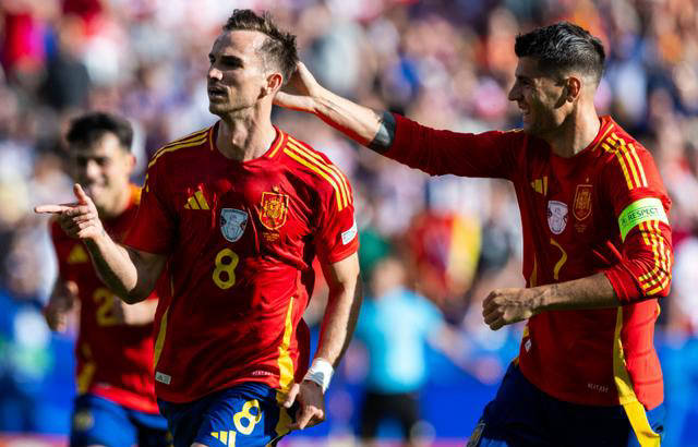 开云体育-比赛中出现激烈逆转，球队庆祝惊险胜利