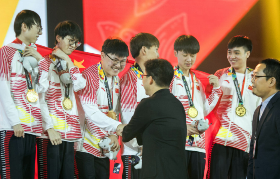 开云官网-RNG力克C9，JackeyLove团战一打五峡谷大战入围赛，点燃全场激情