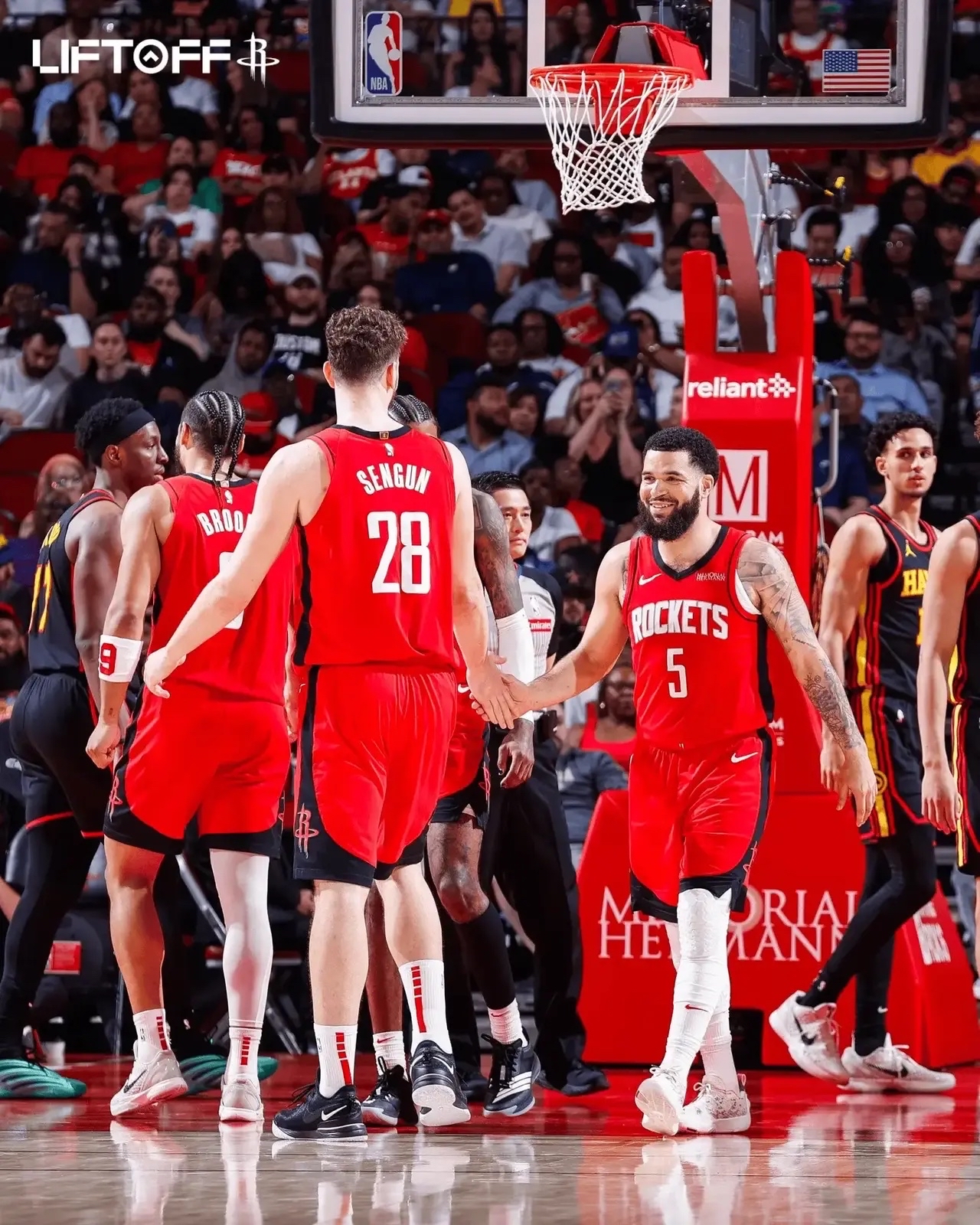 开云官网-火箭主场惊险战胜雷霆，晋级季后赛